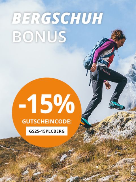 Eine Frau wandert mit Rucksack und Wanderschuhen einen steinigen Pfad bergauf. Der Himmel ist teilweise bewölkt. Der Text auf dem Bild lautet „BERGSCHUH BONUS“, mit einem Rabattangebot von 15 % und dem Code „GS25-15PLCBERG“.