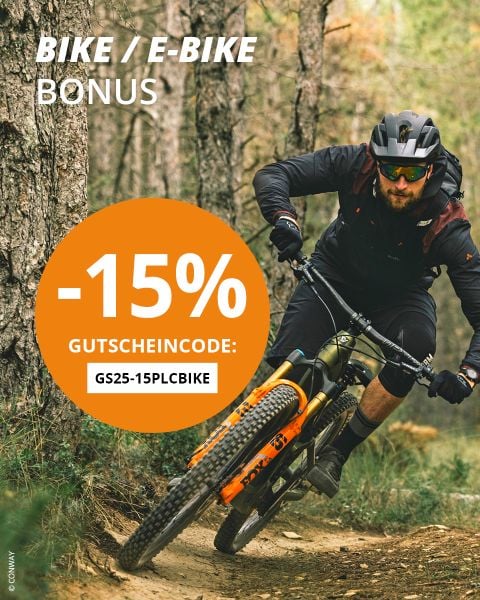 Ein Radfahrer mit Helm und Sonnenbrille fährt mit seinem Mountainbike auf einem Waldweg. Das Bild zeigt einen Werbetext, der mit dem Code „GS25-15PLCBIKE“ einen Rabatt von 15 % verspricht. Im Hintergrund sind hohe Bäume und ein Feldweg zu sehen.