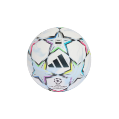 Ein weißer Adidas-Fußball mit bunten Sternmustern und dem Logo der UEFA Champions League auf einem einfarbigen weißen Hintergrund.